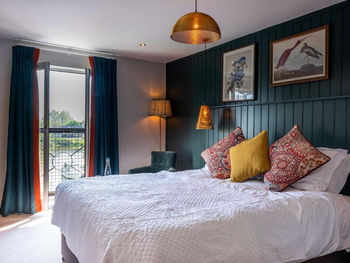 The Bridge Hotel Chertsey Exterior photo