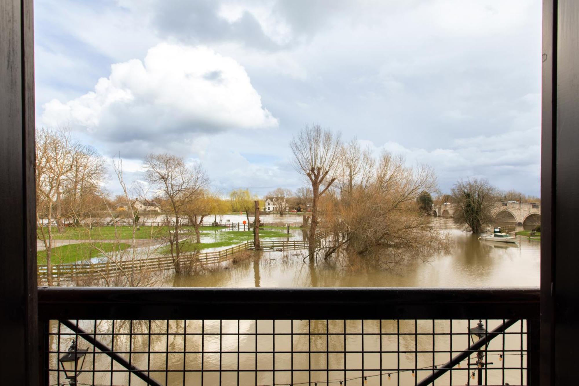 The Bridge Hotel Chertsey Exterior photo