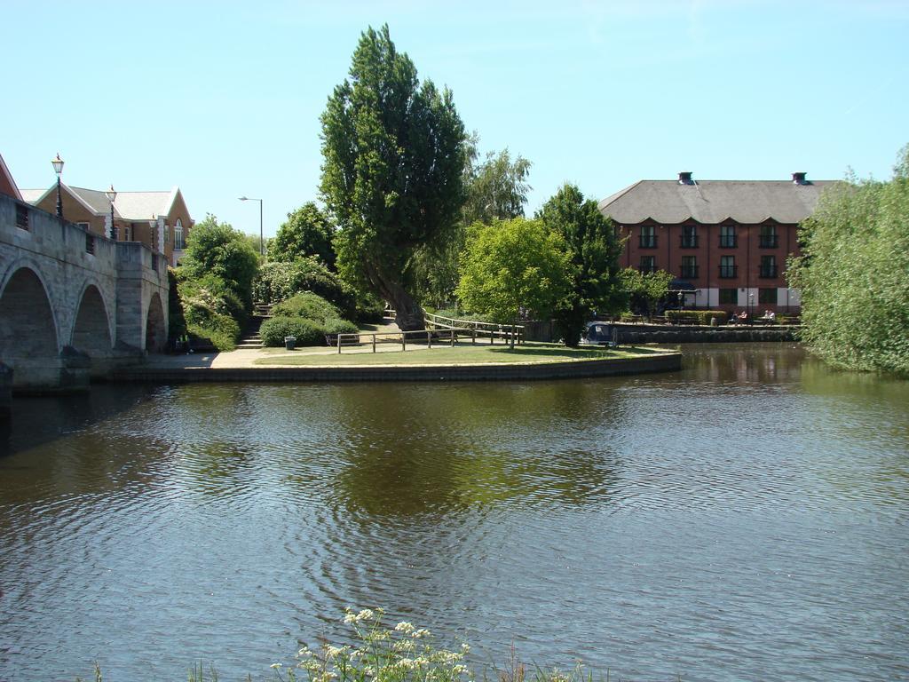 The Bridge Hotel Chertsey Exterior photo