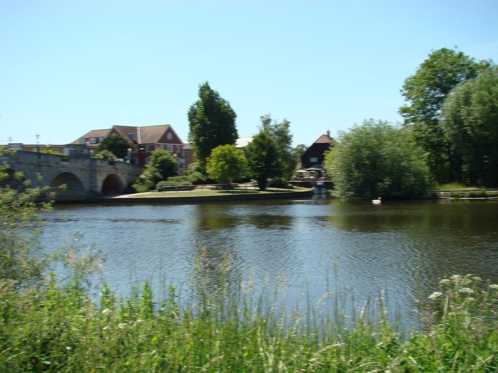 The Bridge Hotel Chertsey Exterior photo