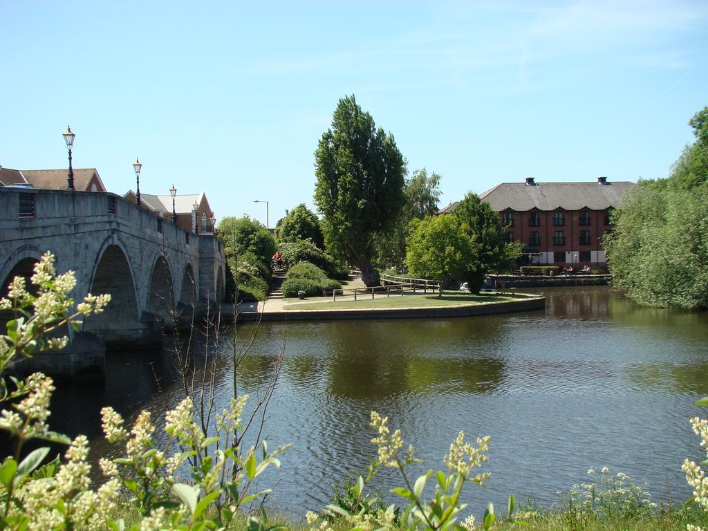 The Bridge Hotel Chertsey Exterior photo