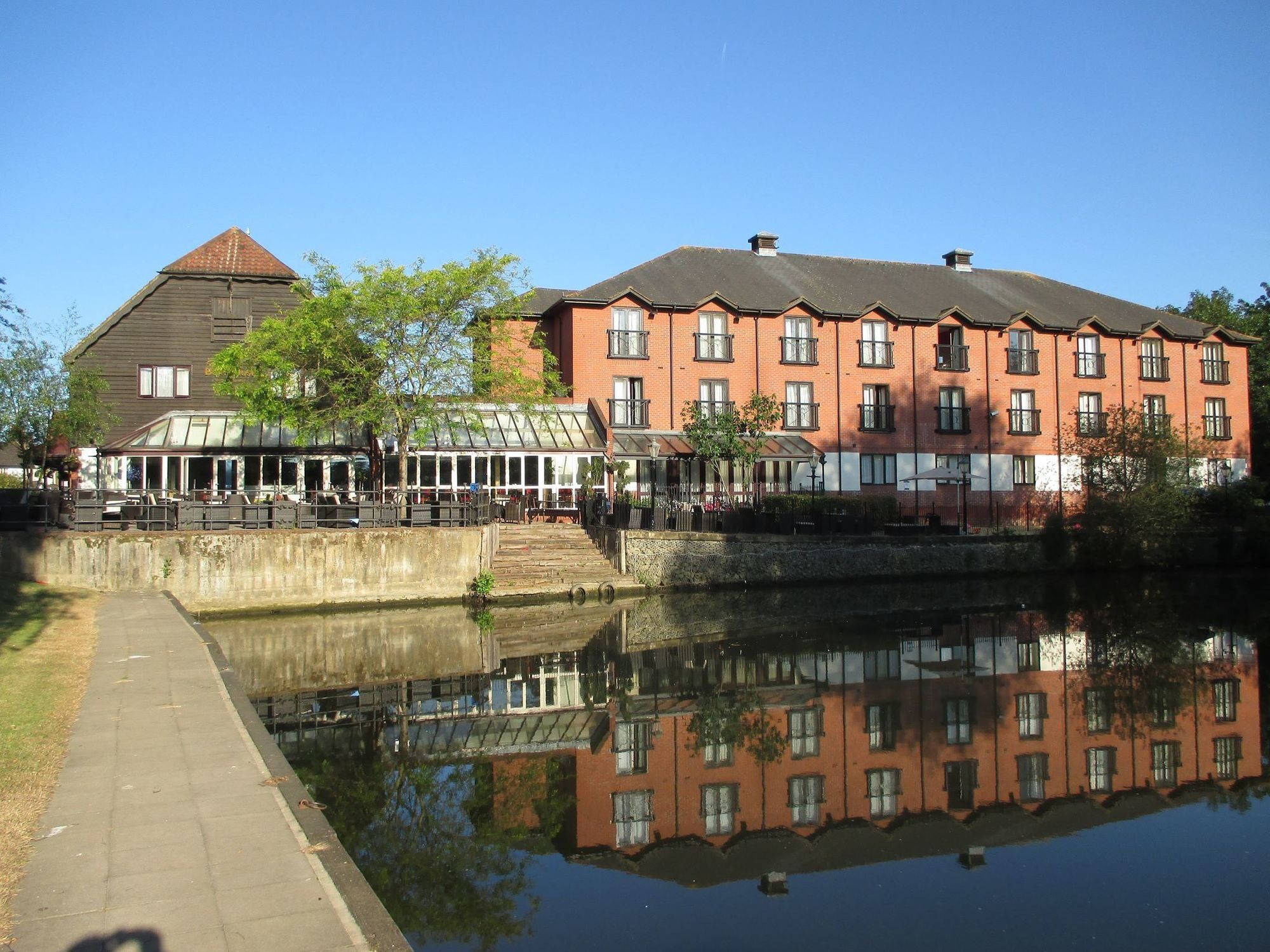 The Bridge Hotel Chertsey Exterior photo