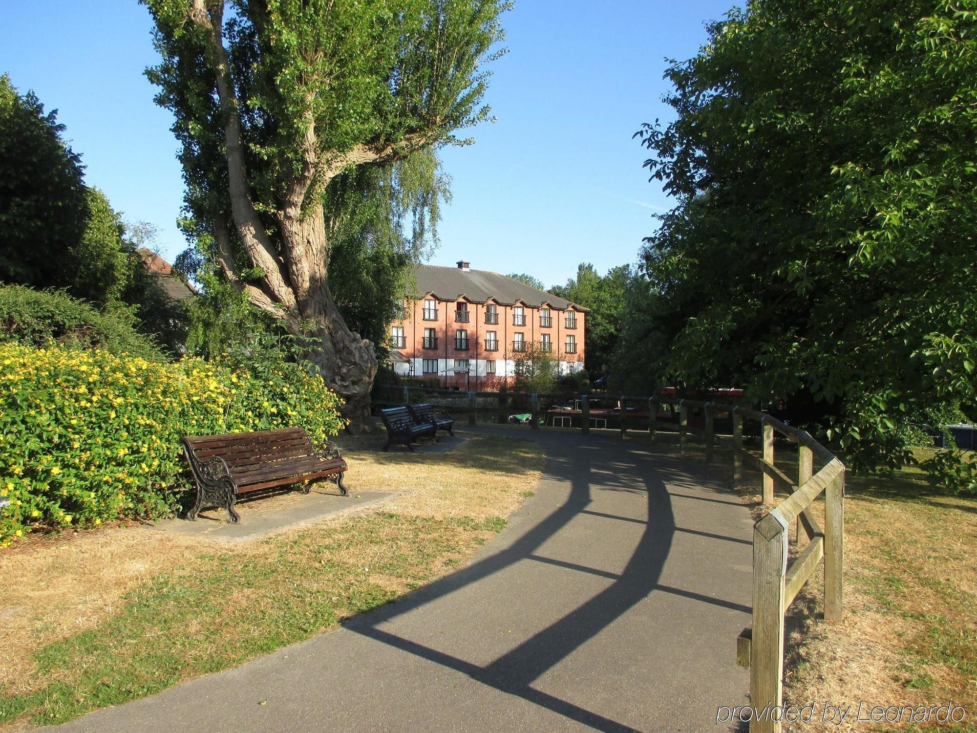 The Bridge Hotel Chertsey Exterior photo