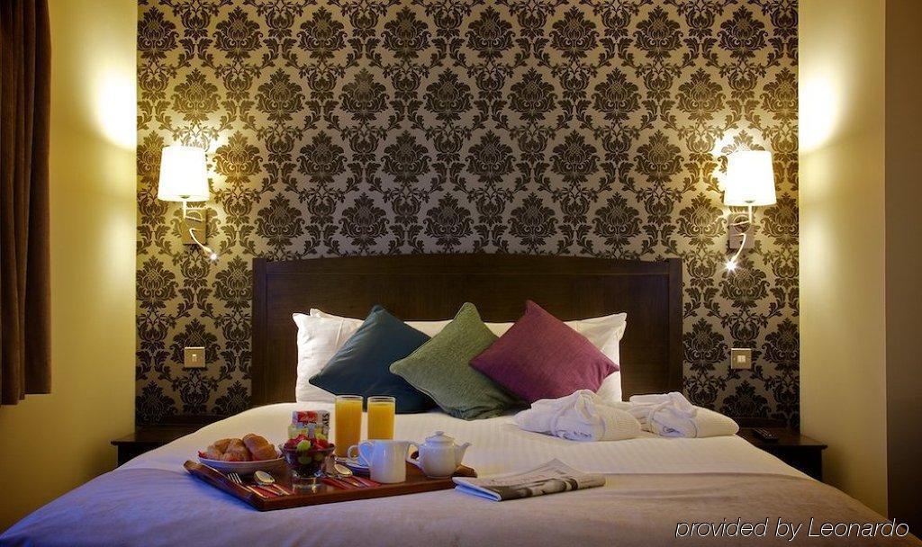 The Bridge Hotel Chertsey Room photo