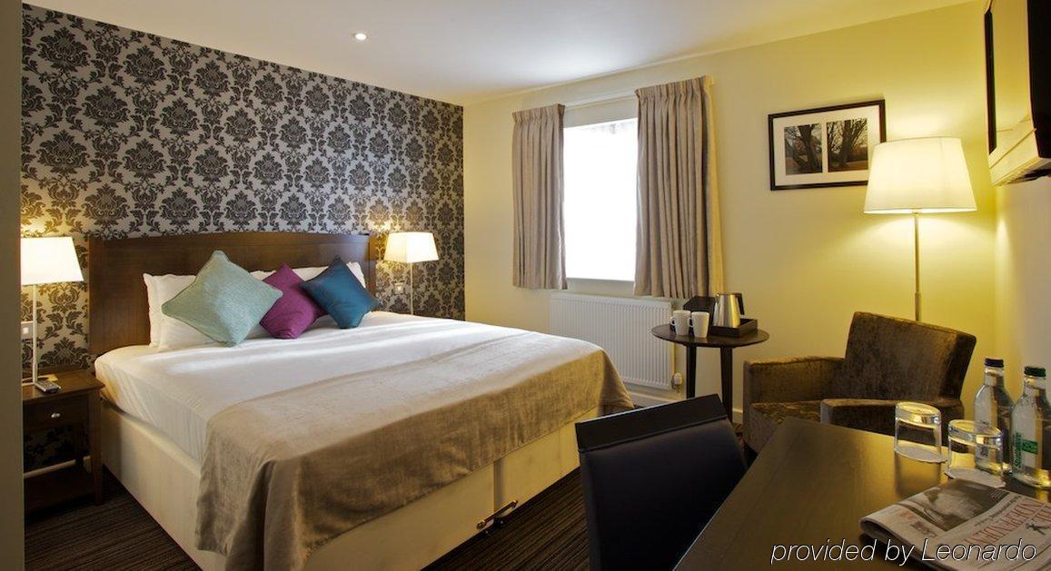 The Bridge Hotel Chertsey Exterior photo