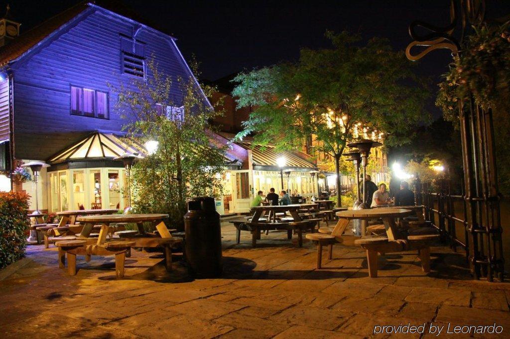 The Bridge Hotel Chertsey Exterior photo