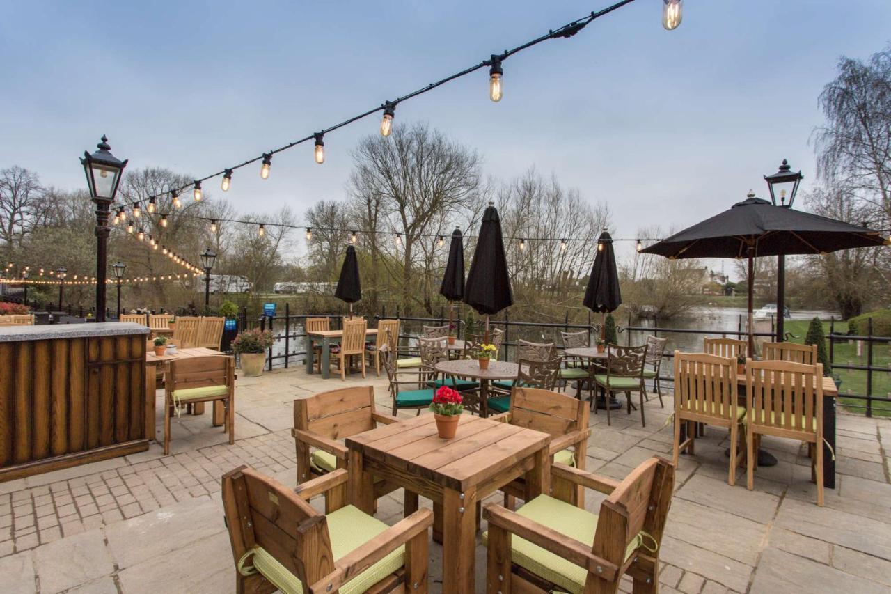 The Bridge Hotel Chertsey Exterior photo