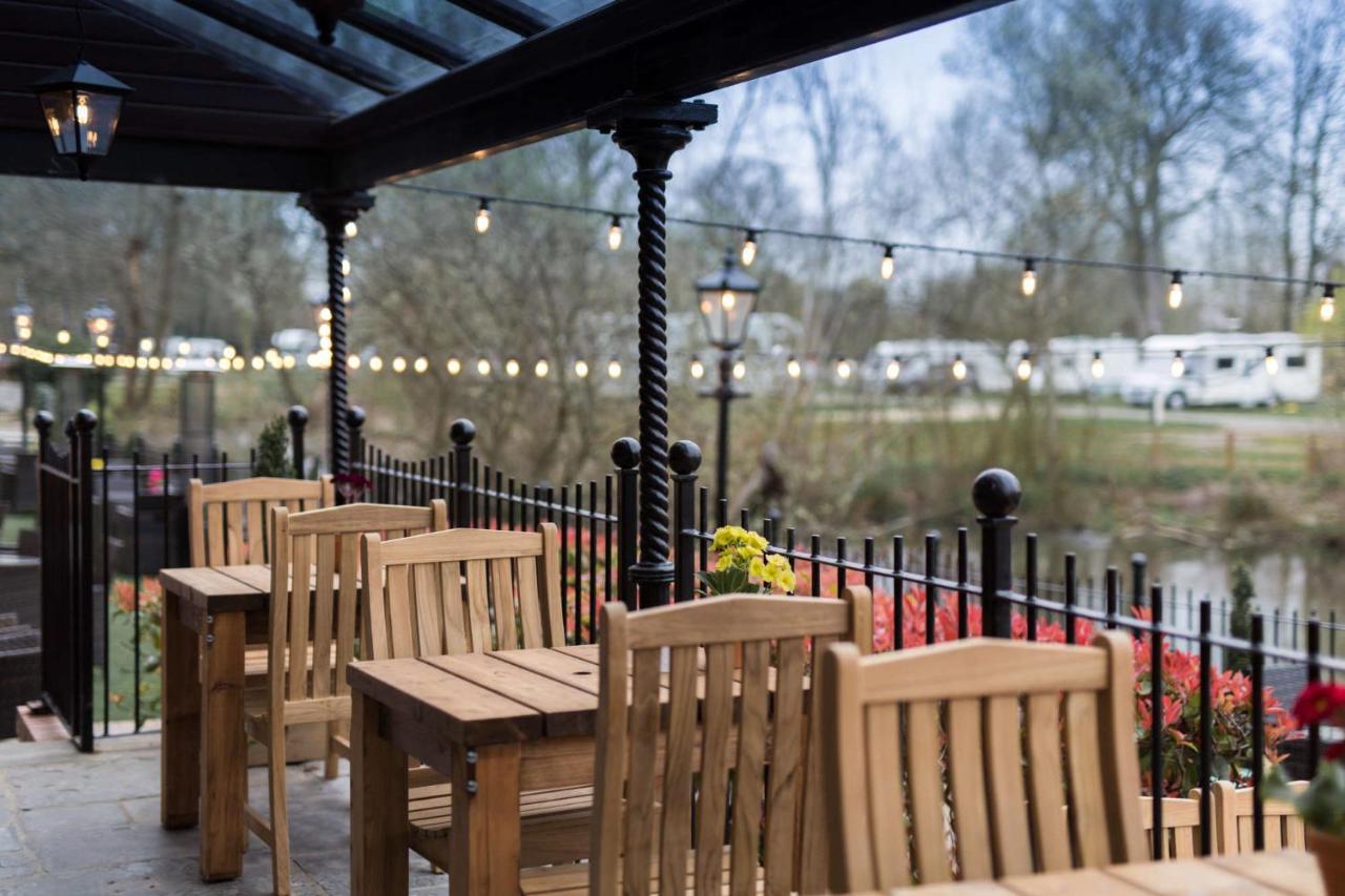 The Bridge Hotel Chertsey Exterior photo